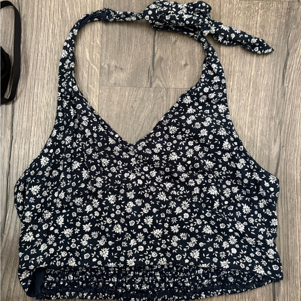 American Eagle Outfitters Black and White Floral Crop Top